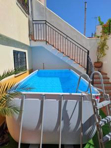AmbrozBonita casa en Granada+PARKING EN EL CENTRO+WIFI的一座带楼梯的房屋后院的游泳池