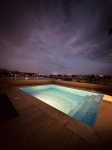 塞拉莱Hawana Lagoon Private villa with private pool的大楼顶部的大型游泳池