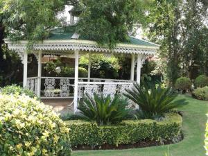 波切夫斯特鲁姆LaFleur Guesthouse & Garden Venue的花园内种有植物的白色凉亭