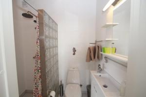 BallenBalliwood værelsesudlejning的白色的浴室设有卫生间和水槽。