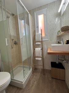 休达德亚Balear Hotel的带淋浴、盥洗盆和卫生间的浴室