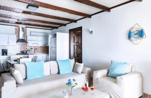 马尔马里斯Zeytin Evi的客厅配有白色沙发和蓝色枕头。