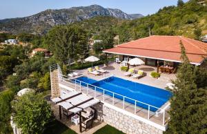 马尔马里斯Zeytin Evi的享有带游泳池的房屋的空中景致