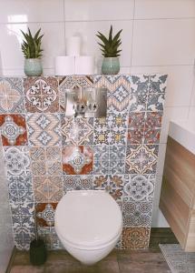 Minicamping Kleintje Zandpol的浴室设有卫生间,墙上铺有瓷砖。