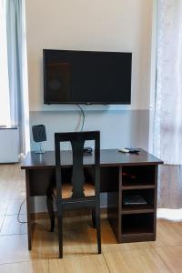 巴尼亚卢卡克比尔汽车旅馆的一张桌子、椅子和墙上的电视