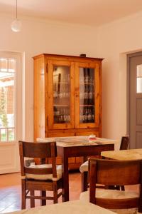 米尔芳提斯城Casa do Lado的一间带桌子和木柜的用餐室