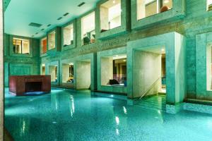 里姆斯克·托普利采Rimske Terme Resort - Hotel Sofijin dvor的大楼的大堂,带游泳池