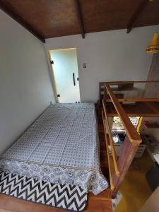 戈亚斯州上帕莱索Chalé tribal的阁楼间设有床和楼梯