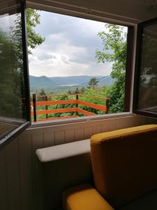 KismarosBarkóca és Szépkilátás Vendégház / Cabin的山景窗户。