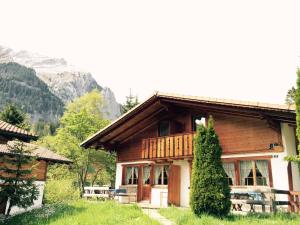 坎德施泰格Alpen Chalet的带阳台的木屋