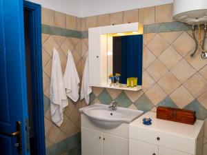 凯瑟拉Meli Apartments near sea side的一间带水槽和镜子的浴室