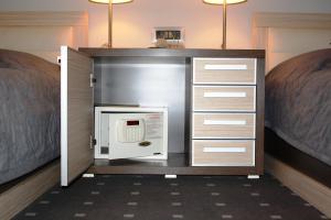 诺维萨德利奥波德一世加尼酒店的一间设有两张床的房间,内有微波炉