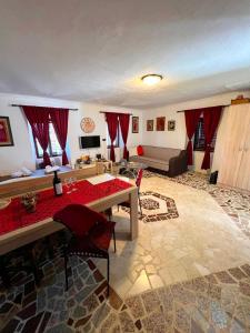 威尔帕扎Dabanović House的客厅配有桌子和沙发