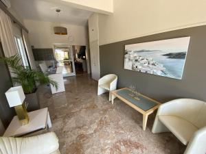 托隆Hotel Pavlos - Studios的客厅配有沙发和桌子