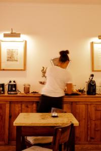 米尔芳提斯城Casa do Lado的站在厨房柜台上的女人