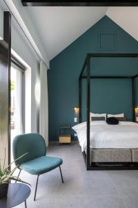 BalenB&B Tannerie的一间卧室设有一张床和蓝色的墙壁