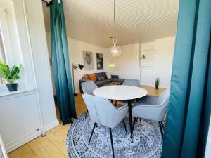 Nørresundbyaday - Modern charming apartment in Noerresundby的客厅配有桌椅和沙发