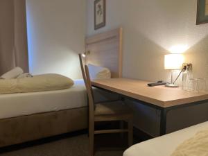 阿沙芬堡桑德豪斯阿尔特斯酒店的酒店客房配有书桌、床和桌子。