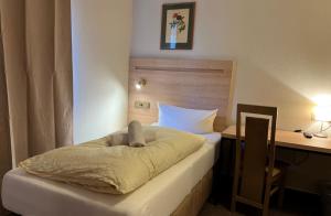 阿沙芬堡桑德豪斯阿尔特斯酒店的一间小卧室,配有一张床和一张书桌