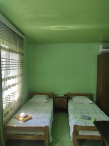 苏呼米Гостевой дом ИРИНА的带窗户的客房内设有两张单人床。