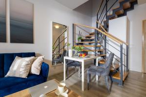 弗罗茨瓦夫Deluxe Apartments by The Railway Station Wroclaw - MAMY WOLNE POKOJE !的客厅配有蓝色的沙发和桌子