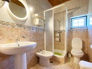 安旱斯达塞拉Casa da Risca的一间带水槽、卫生间和淋浴的浴室