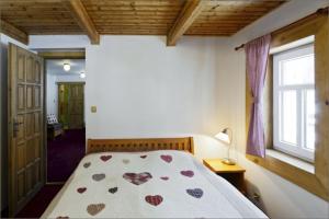 派克波特斯耐兹库Penzion Marienka的一间卧室,配有一张心形床