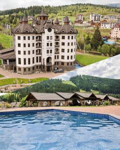 布克维Mardan Palace SPA Resort的两幅大建筑和游泳池的照片