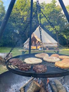 Chew StokeNature's Spectacular的烧烤汉堡包、汉堡包和帐篷