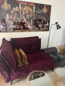 蒙特卡罗Studio im Herzen von Monte Carlo的客厅配有紫色沙发和镜子
