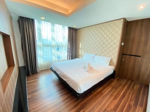 吉隆坡Verve 2Bedroom 2to6pax Kuala Lumpur near Midvalley MegaMall的一间卧室配有一张带蜡烛的床