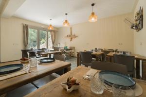 拉科纳BnB Il Grecale的用餐室配有木桌和椅子
