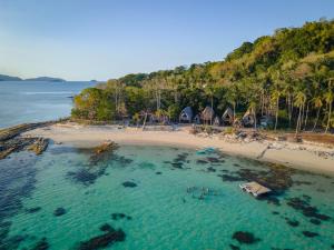 爱妮岛Isla - The Island Experience的和水中的人一起欣赏海滩的空中景色