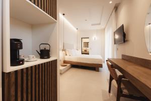波利克罗诺Ikyma Boutique的酒店客房 - 带一间卧室和一张床