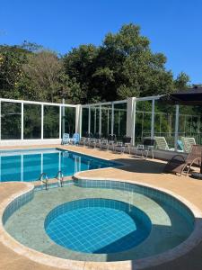 因达亚图巴波罗庄园酒店的游泳池,周围设有庭院和椅子