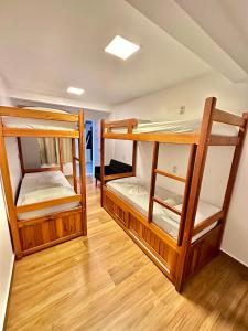 阿布拉奥Lila Limao Hostel的铺有木地板的客房内配有两张双层床。