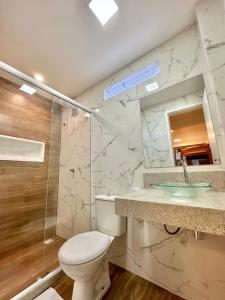 阿布拉奥Lila Limao Hostel的浴室配有卫生间、盥洗盆和淋浴。