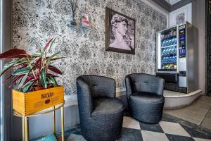 佛罗伦萨Martelli 6 Suite & Apartments的一个带两把椅子的饮料站和饮料冷却器