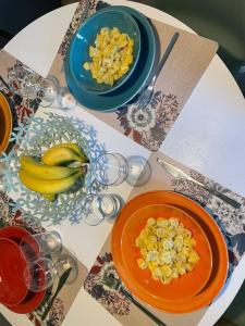 博洛尼亚Casa Bonita Bolognina的一张桌子,上面放着两盘食物和香蕉