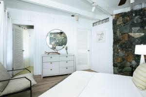 EnighedArchitect-Designed Villa的卧室配有白色的床和镜子