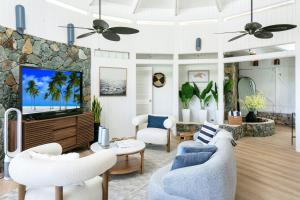EnighedArchitect-Designed Villa的带沙发和电视的客厅
