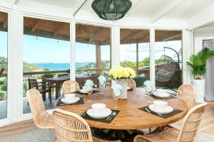 EnighedArchitect-Designed Villa的一间带木桌和椅子的用餐室
