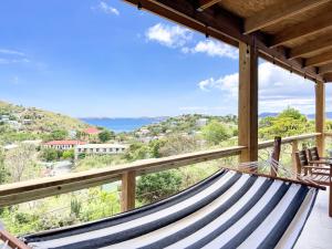 EnighedArchitect-Designed Villa的海景门廊上的吊床