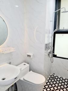 顺化Happy House Homestay 2的白色的浴室设有卫生间和水槽。