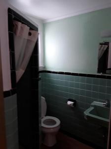GladstoneGladstone Motel的一间带卫生间和水槽的浴室