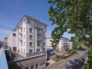 波恩Dorint Hotel Bonn的城市街道上的公寓大楼