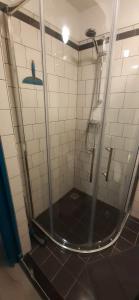 阿姆斯特丹joni, not a hotel, not for parties的浴室铺有黑色瓷砖地板,设有淋浴。