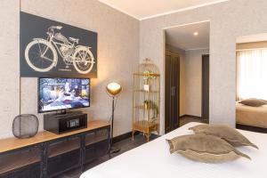 亨克M 酒店的卧室配有一张床,墙上挂着自行车