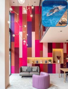巴塞罗那ARCELON HOTEL - 10 min walking to Sagrada Familia的客厅设有彩色条纹墙