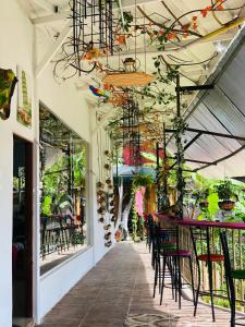马尼萨莱斯El eden的餐厅设有桌椅和种有植物的天花板
